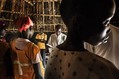 Cada sábado, los habitantes de Hat, en el estado de Junqali –una zona controlada por los rebeldes y habitada por unas 9.500 personas– van a misa. Muchos de ellos son cristianos. Según el Informe 2012 sobre Religión y Vida Pública del Centro de Investigación Pew, en 2010 el 60,5% de la población de Sudán del Sur era católico, el 6,2% era musulmán, y el 32,9% restante profesaba la religión tradicional africana. Otras fuentes ofrecen cifras diferentes, y las Iglesias católica y anglicana afirman que sus congregaciones son muy numerosas.