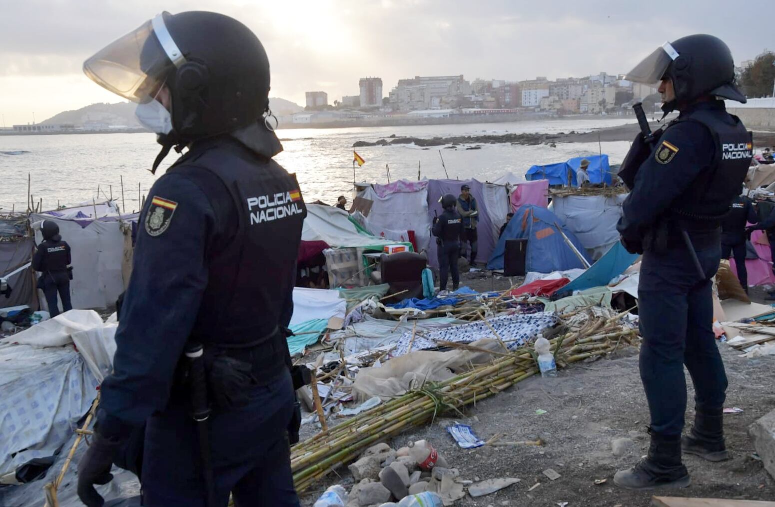 La policía desaloja el asentamiento en la playa ceutí de Benítez, próxima a la desalinizadora