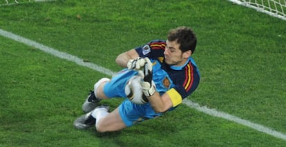 Casillas detiene un penalti.