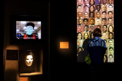 Una visitante en la exposición del CCCB sobre IA.