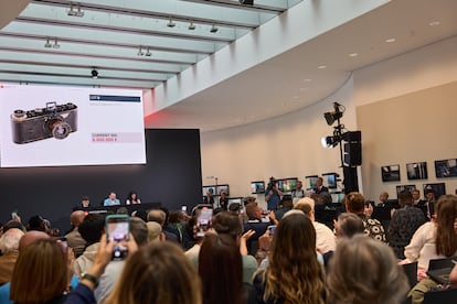 Subasta de un prototipo de la primera cámara Leica, vendido por 7,2 millones de euros en la sede de la empresa, en Wetzlar, el viernes 27 de junio. Imagen cedida por la organización.