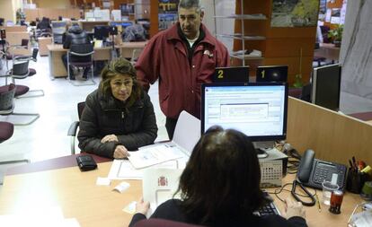 Una mujer atendida en una oficina de empleo.