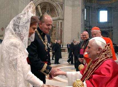 Los reyes de Espa&ntilde;a saludan al papa Benedicto XVI.
