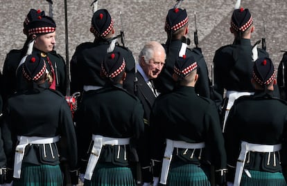 Una guardia de honor del Regimiento de Escocia saludó al rey Carlos III y la reina consorte a su llegada a Holyroodhouse, en Edimburgo.