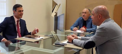 El presidente del Gobierno en funciones, Pedro Sánchez (i), conversa con los secretarios generales, de UGT, Pepe Álvarez (c), y de CCOO, Unai Sordo (d), durante una reunión celebrada en el Palacio de la Moncloa. 