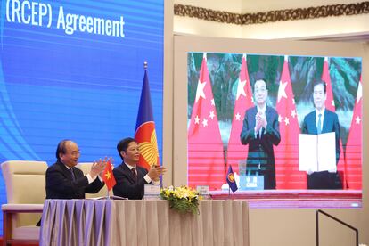El primer ministro y el ministro de industria y comercio vietnamitas, durante la firma virtual de la Asociación Económica Integral Regional (RCEP) el pasado 15 de noviembre.