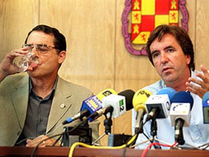 Julio Hidalgo (derecha) y el alcalde en funciones de Jaén, Antonio Lucas, ayer en el Ayuntamiento.