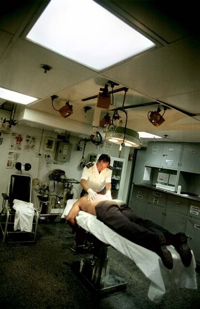 La enfermería cuenta con quirófano, salas de rayos X, gabinete odontológico y farmacia. En la foto, el médico masajea a un oficial que ha sufrido un pinzamiento muscular mientras hacía deporte.