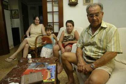Cuatro de los ocho miembros de la familia Ripoll afectados por la salmonela se recuperan en su casa de Valencia.