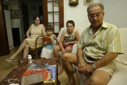 Cuatro de los ocho miembros de la familia Ripoll afectados por la salmonela se recuperan en su casa de Valencia.