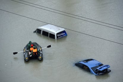 Un bote de rescate se aproxima a un automóvil sumergido en una calle inundada tras fuertes lluvias en la ciudad de Guiyang, provincia de Guizhou (China). 