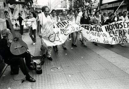 Un centenar de personas se manifiestan por la calle de Preciados, desde la plaza de Callao hasta la Puerta del Sol. La celebración del Orgullo discurrió con un tono festivo, acompañada de una charanga. Llegados a Sol hubo una besada para denunciar la "persecución de la sociedad".