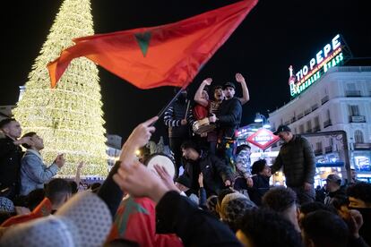 Aficionados de Marruecos celebran la victoria de su selección en el Mundial de Qatar, en la Puerta del Sol de Madrid.
