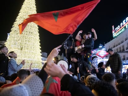 Aficionados de Marruecos celebran la victoria de su selección en el Mundial de Qatar, en la Puerta del Sol de Madrid.