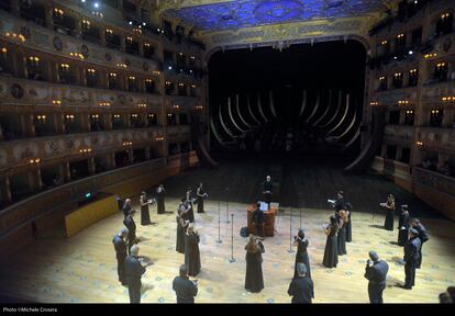 El coro del Teatro de La Fenice, en la platea, ahora despojada de sus butacas y transformada temporalmente en el nuevo escenario.
