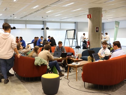 Participantes del HackForGood Big Day, en la sede de 42 Madrid, en Distrito Telefónica.