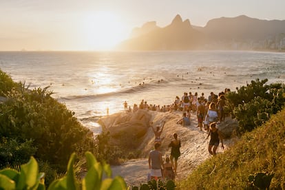 Playa de Ipanema (Río de Janeiro, Brasil). Ubicada en el corazón de la ciudad brasileña, esta playa animada y popular presenta una enorme lista de actividades que hacer. Se recomienda pasear durante el amanecer, disfrutar de un largo día de playa y terminar en uno de los chiringuitos al aire libre vislumbrando cómo el sol cae con una leche de coco en la mano.