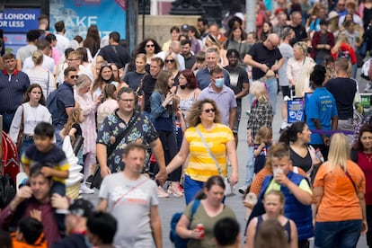 Pedestres caminham em Londres na segunda-feira