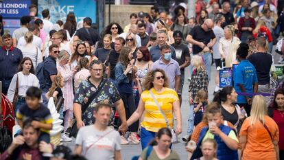 Pedestres caminham em Londres na segunda-feira