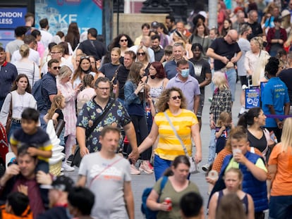 Pedestres caminham em Londres na segunda-feira