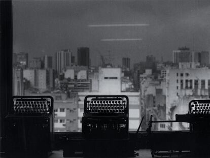 'Vista desde la oficina', Buenos Aires, 1987. Fotografía expuesta en la muestra 'Facundo de Zuviría. Estampas porteñas', de la Fundación Mapfre de Madrid (hasta el 7 de mayo).
