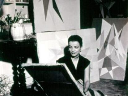 Lygia Clark en su estudio en Río de Janeiro en los años cincuenta