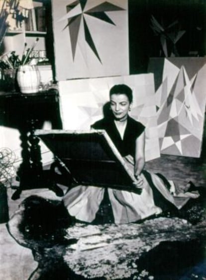 Lygia Clark en su estudio en Río de Janeiro en los años cincuenta