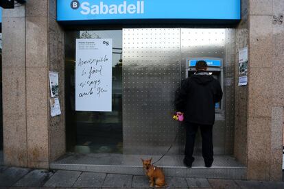 Òmnium Cultural y la Asamblea Nacional Catalana (ANC), instaban a los clientes del Banco Sabadell y de CaixaBank a expresar su desacuerdo con la decisión de trasladar su sede social fuera de Cataluña.