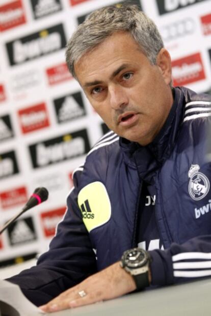 Mourinho lee la lista de canteranos en la rueda de prensa.