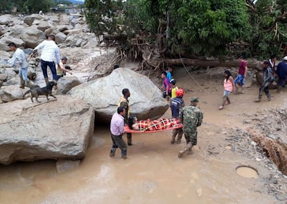 Una persona herida es trasladada tras la avalancha en la ciudad colombiana de Mocoa.