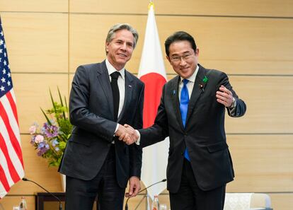 El secretario de Estado de Estados Unidos, Antony Blinken, y el primer ministro japonés, Fumio Kishida, este martes en Karuizawa (Japón).