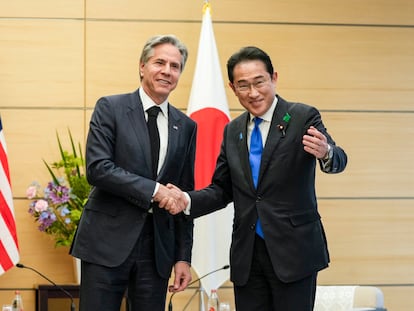 El secretario de Estado de Estados Unidos, Antony Blinken, y el primer ministro japonés, Fumio Kishida, este martes en Karuizawa (Japón).