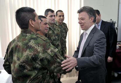 El presidente de Colombia saluda a los militares Luis Alfredo Moreno, Luis Arturo Arcía, Luis Alfonso Beltrán Franco y Robinson Salcedo Guarín.