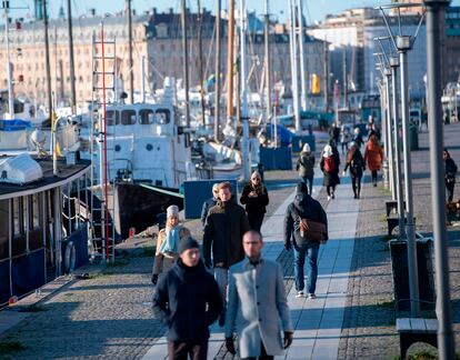 Varios ciudadanos caminan por Estocolmo, donde el uso de mascarilla no es obligatorio, el pasado 20 de noviembre.