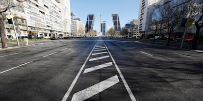 Vista del paseo de La Castellana, con la Plaza de Castilla al fondo, vacía de tráfico esta mañana de Viernes Santo.