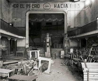 Interior del Centre Democràtic Republicà de Rubí, ocupat el 1939 per la Falange, en una imatge de 1974.