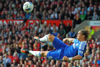 Torres remata de volea, durante el partido de ayer.