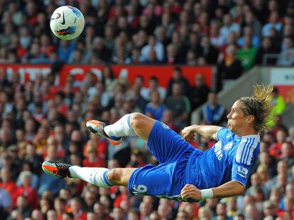 Torres remata de volea, durante el partido de ayer.