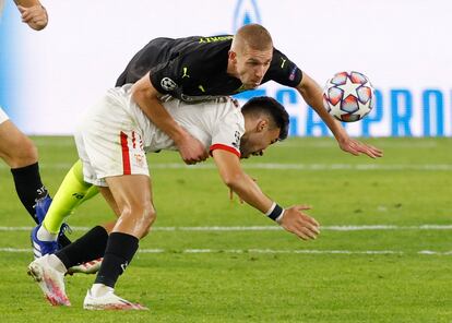 Munir y Gazinsky, en una acción del partido.