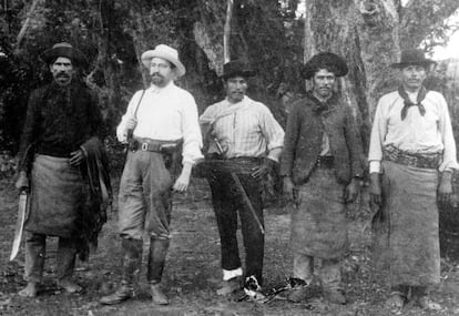 Vicente Blasco Ib&aacute;&ntilde;ez (segundo por la izquierda), en una de sus fincas argentinas.