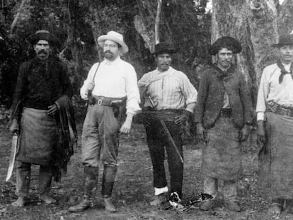 Vicente Blasco Ib&aacute;&ntilde;ez (segundo por la izquierda), en una de sus fincas argentinas.