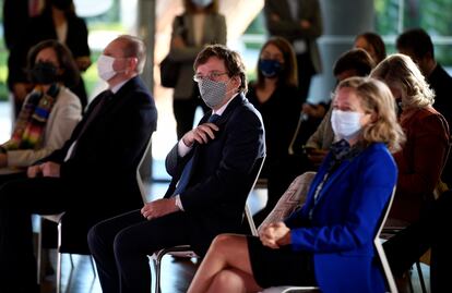 El alcalde de Madrid, José Luis Martínez-Almeida, y la vicepresidenta tercera y ministra de Asuntos Económicos y Transformación Digital, Nadia Calviño, este lunes durante la inauguración de South Summit 2020, en Madrid (España), en el pabellón de los Jardines de Cecilio Rodríguez del Parque del Retiro.