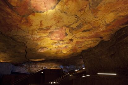 El interior de la réplica de las cuevas de Altamira en Cantabria.