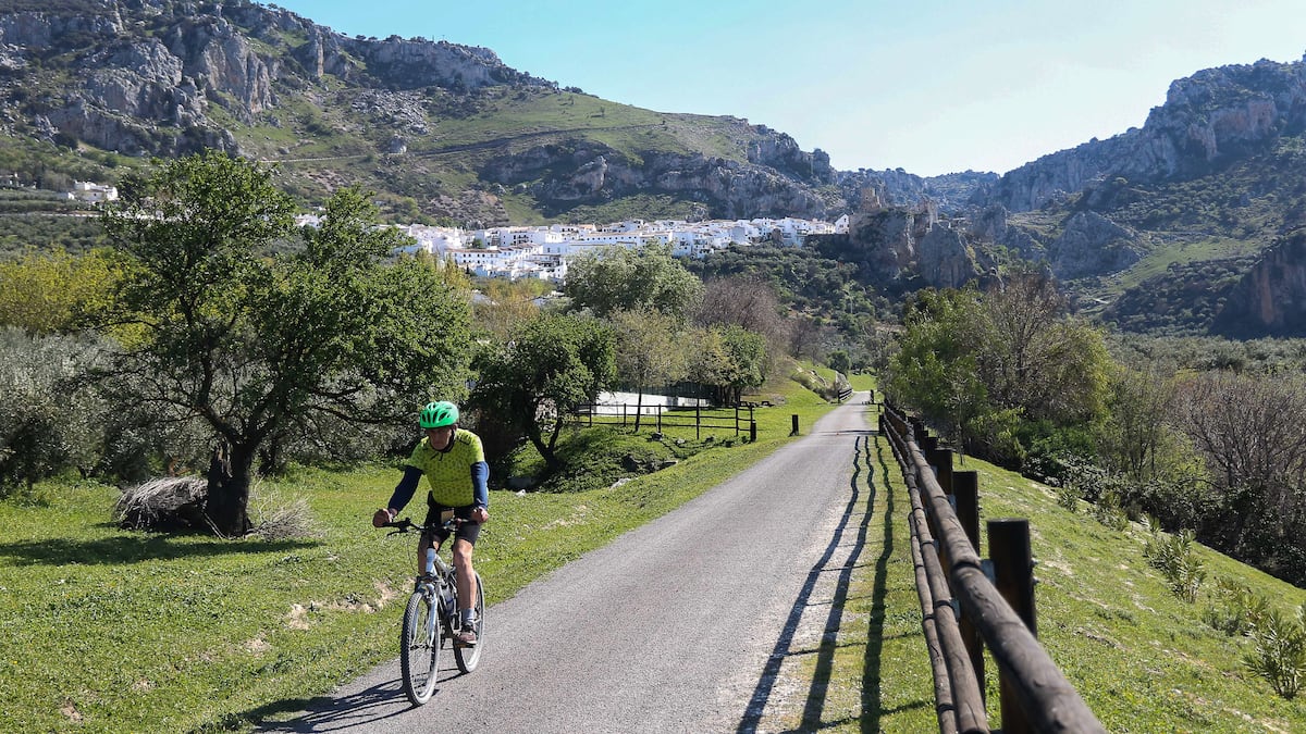 De Lucena a Luque por la vía verde del Aceite: pedalear entre olivos, castillos y miles de flores
