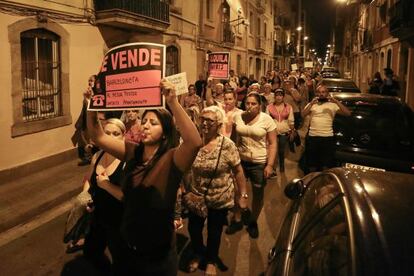 “Se vende Barceloneta, precio: al mejor postor”, se leía en los pasquines de los vecinos que se manifestaron por el barrio.