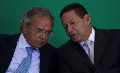 Paulo Guedes e Hamilton Mourão, em Brasília, na segunda-feira.