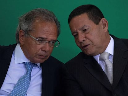 Paulo Guedes e Hamilton Mourão, em Brasília, na segunda-feira.