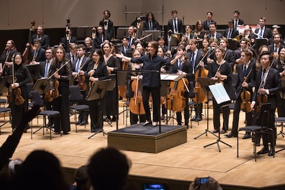 Anna Rakitina y la Orquesta del Festival agradecen los aplausos del público tras la interpretación de la Sinfonía núm. 1 de Shostakóvich.