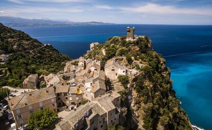 Pueblo de Nonza, en la península de Cap Corse, en Córcega.