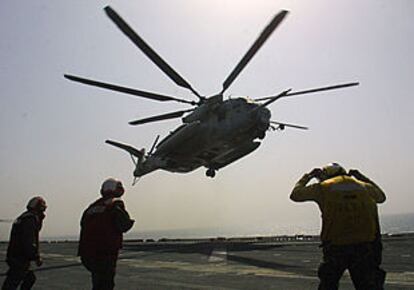 Un helicóptero de los <b></b><i>marines,</i> modelo CH-53, se posa sobre la cubierta del portaaviones<b></b><i> Peliliu</i> en aguas del golfo Pérsico.